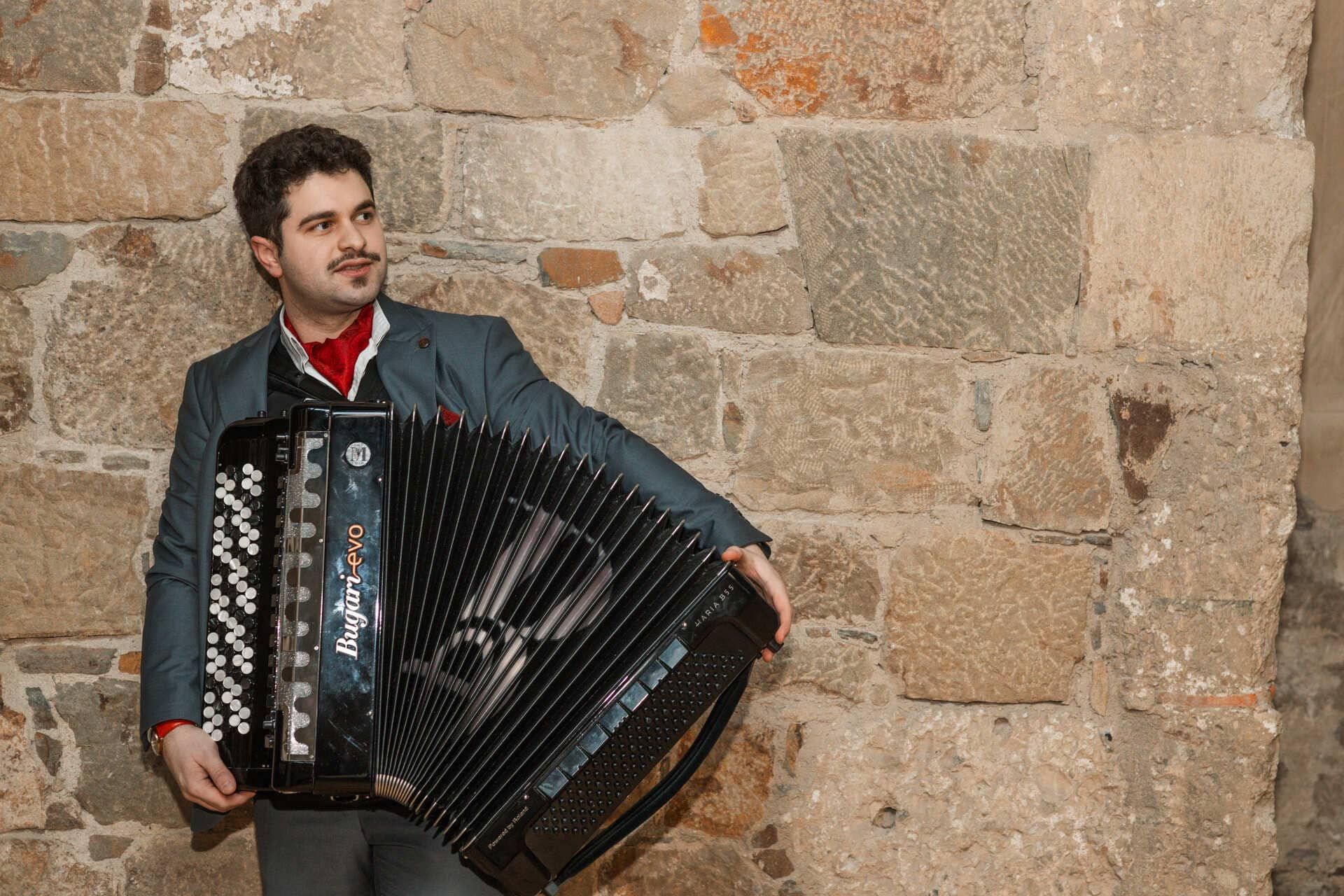 Mile Viero, harmonikaš, sa svojom koncertnom harmonikom